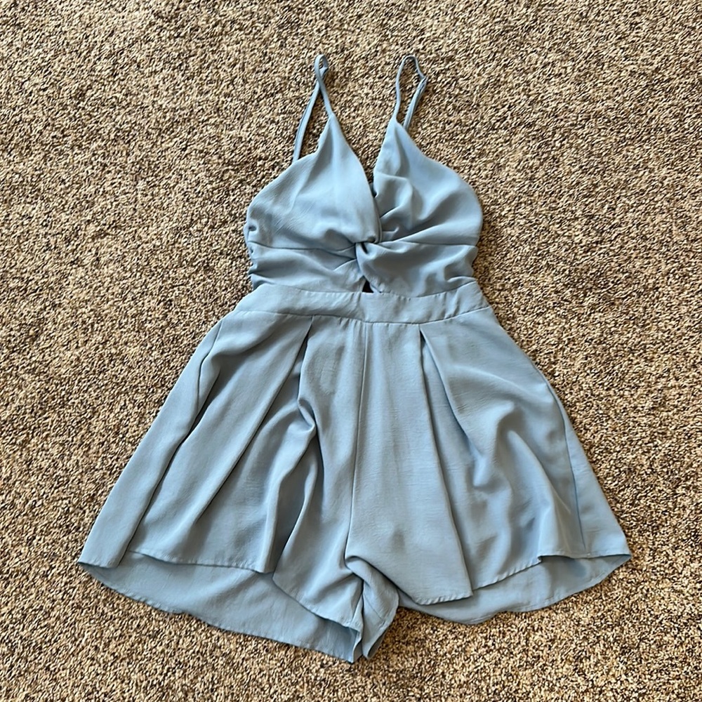 Tie back romper. Adjustable straps. Worn a handful of times. In great condition